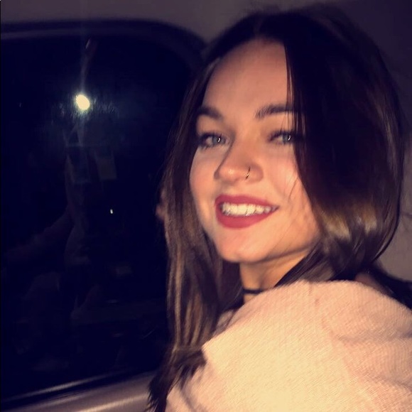 Meet your Posher, Caroline - Picture 1 of 1